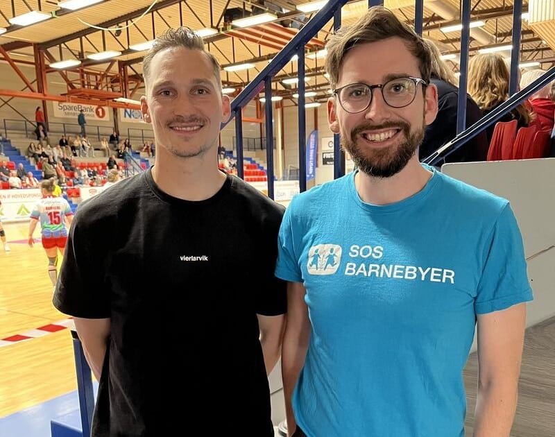 Brede Csiszar fra Larvik Håndballklubb sammen med Joakim Dimoski som er leder for partnermarked i SOS-barnebyer.
