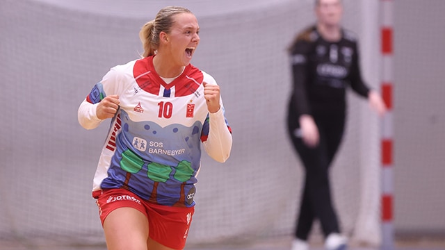 Laget har hele sesongen spilt med logoen til SOS-barnebyer på drakten. Til Barnas kamp hadde de et ekslusivt draktsett som auksjoneres bort. Foto: Svein André Svendsen
