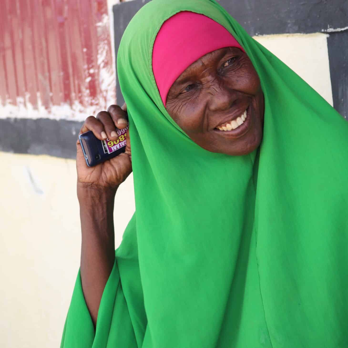 Sahra sitter foran hjemmet sitt i Somaliland.