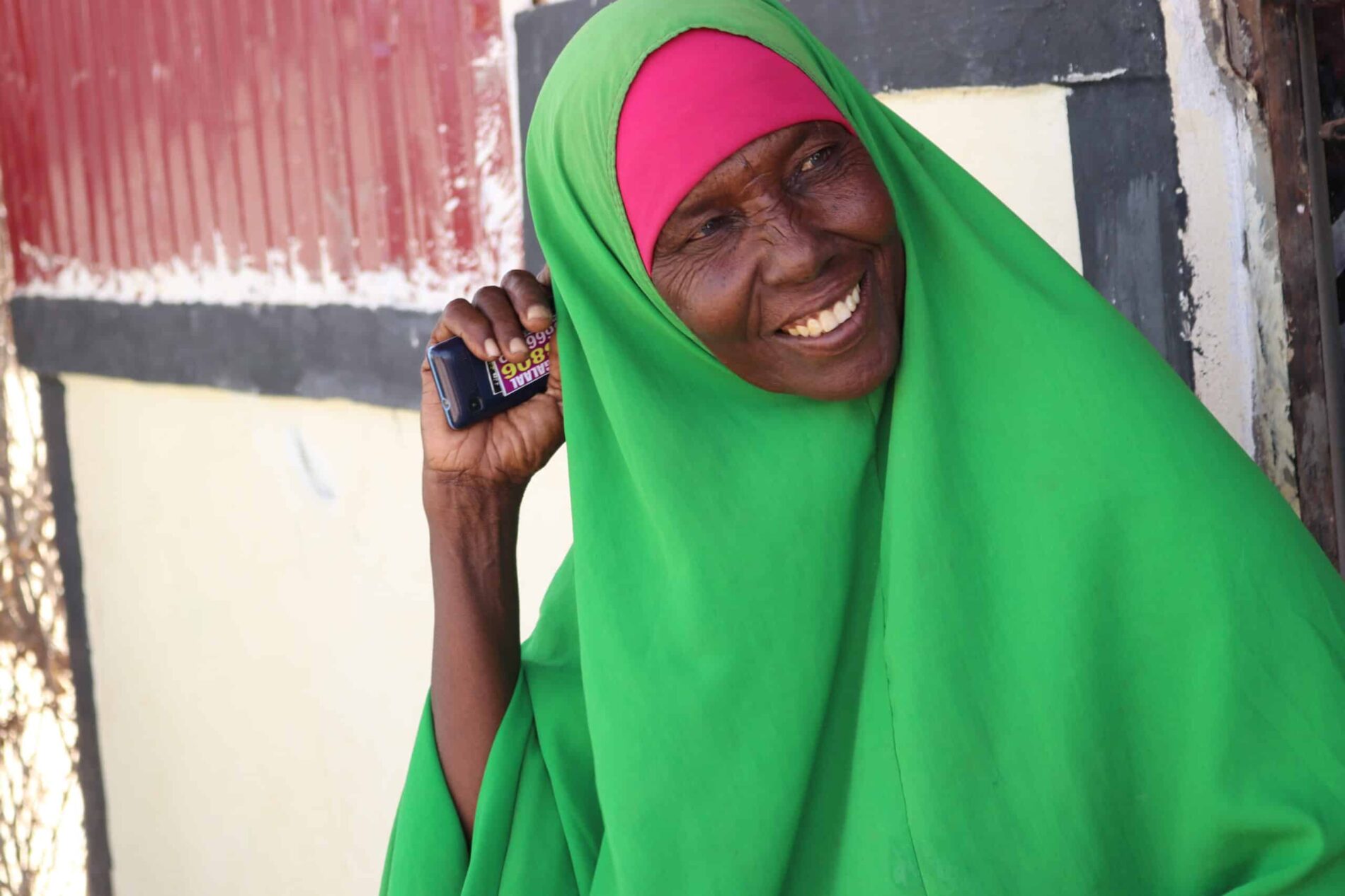 Sahra sitter foran hjemmet sitt i Somaliland.