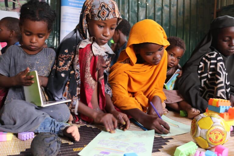 Barn i Somalia deltar i en leke- og læringsaktivitet organisert av SOS-barnebyer.