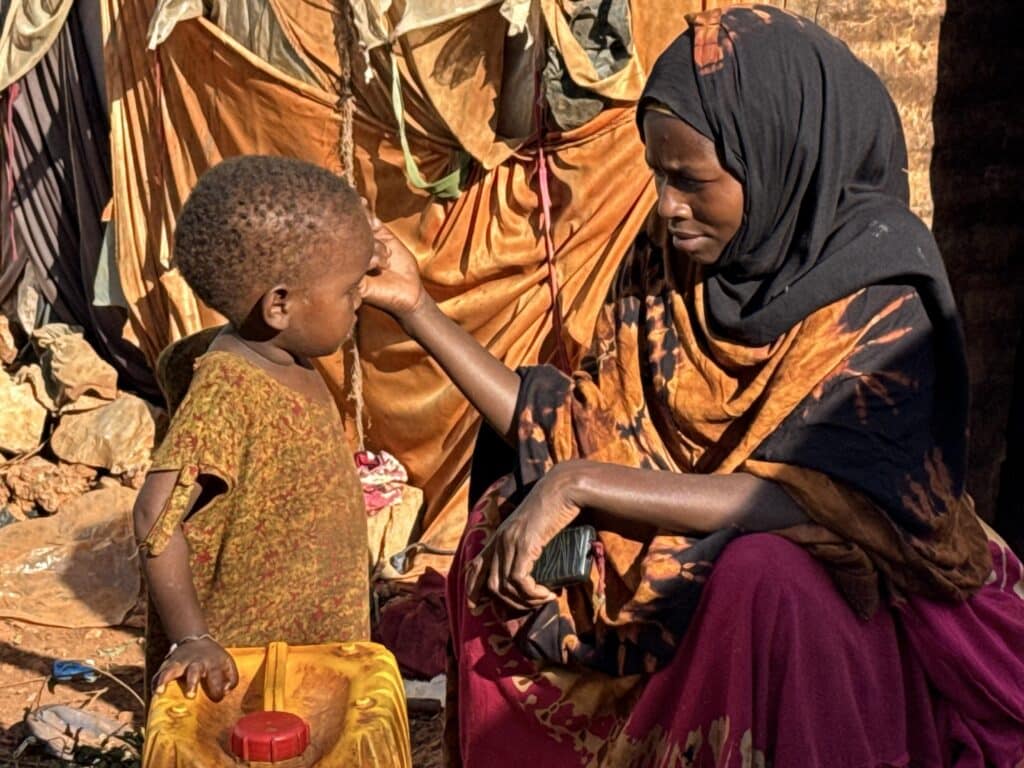 Mor og barn i en flyktningleir i Somalia, drevet på flukt av tørke og matmangel.