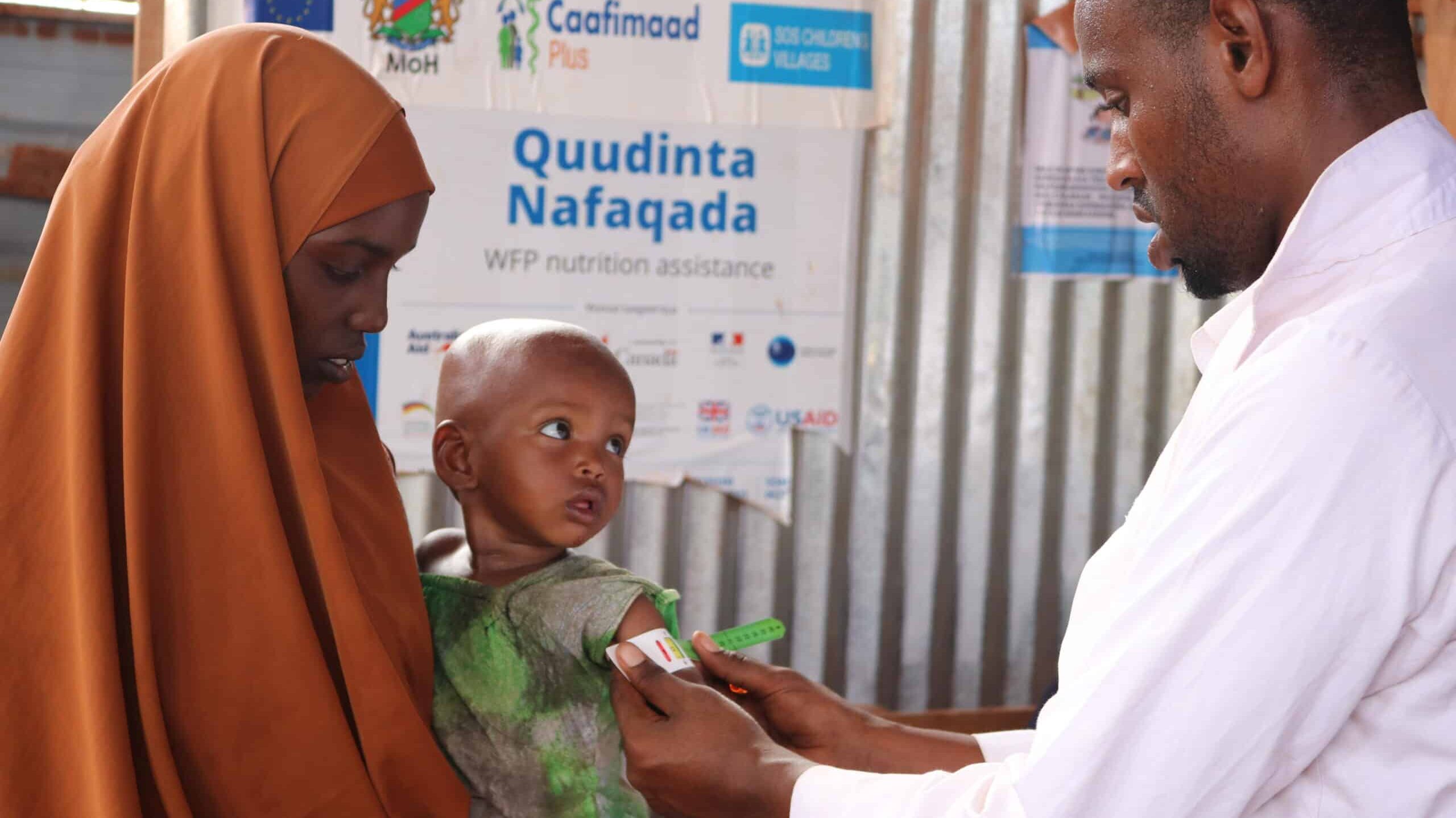 Helsesjekk av barn i Somalia – en SOS-barnebyer-ansatt måler armomkrets for å vurdere ernæringstilstand.