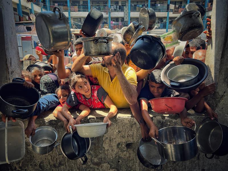 Det er hungersnød i Gaza. Barn og voksne står i matkø. Foto Hozny Sala