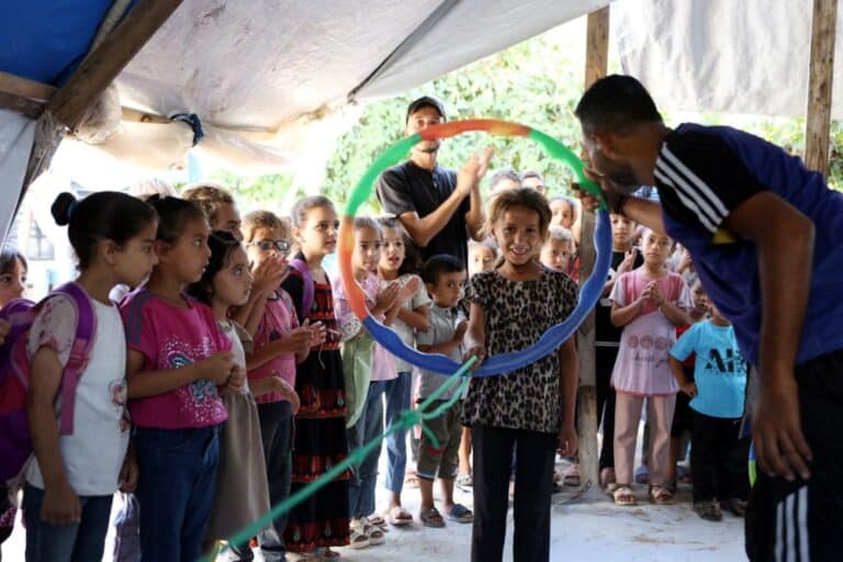 SOS-barnebyer har et aktivitetstilbud i og utenfor flyktningleirene i Gaza. En gruppe barn leker sammen med sosialarbeidere,