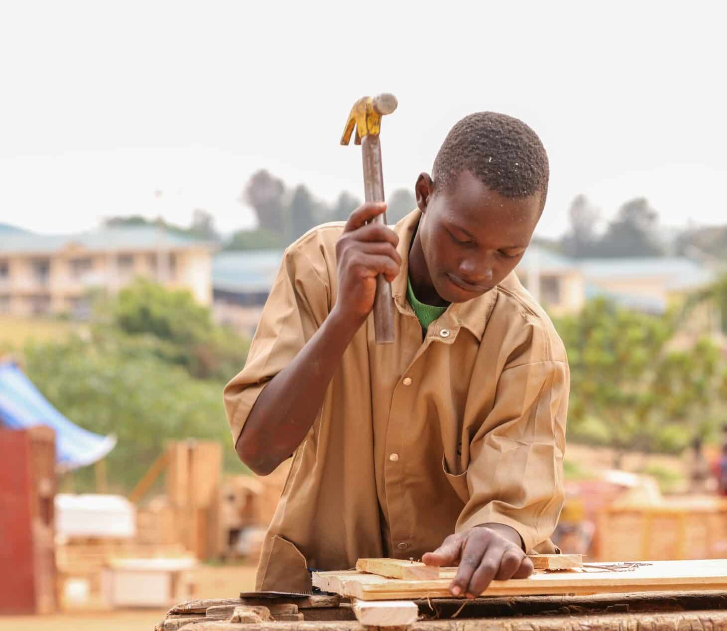 Shamugambira fra Rwanda er snekkerlærling og bygger møbler.