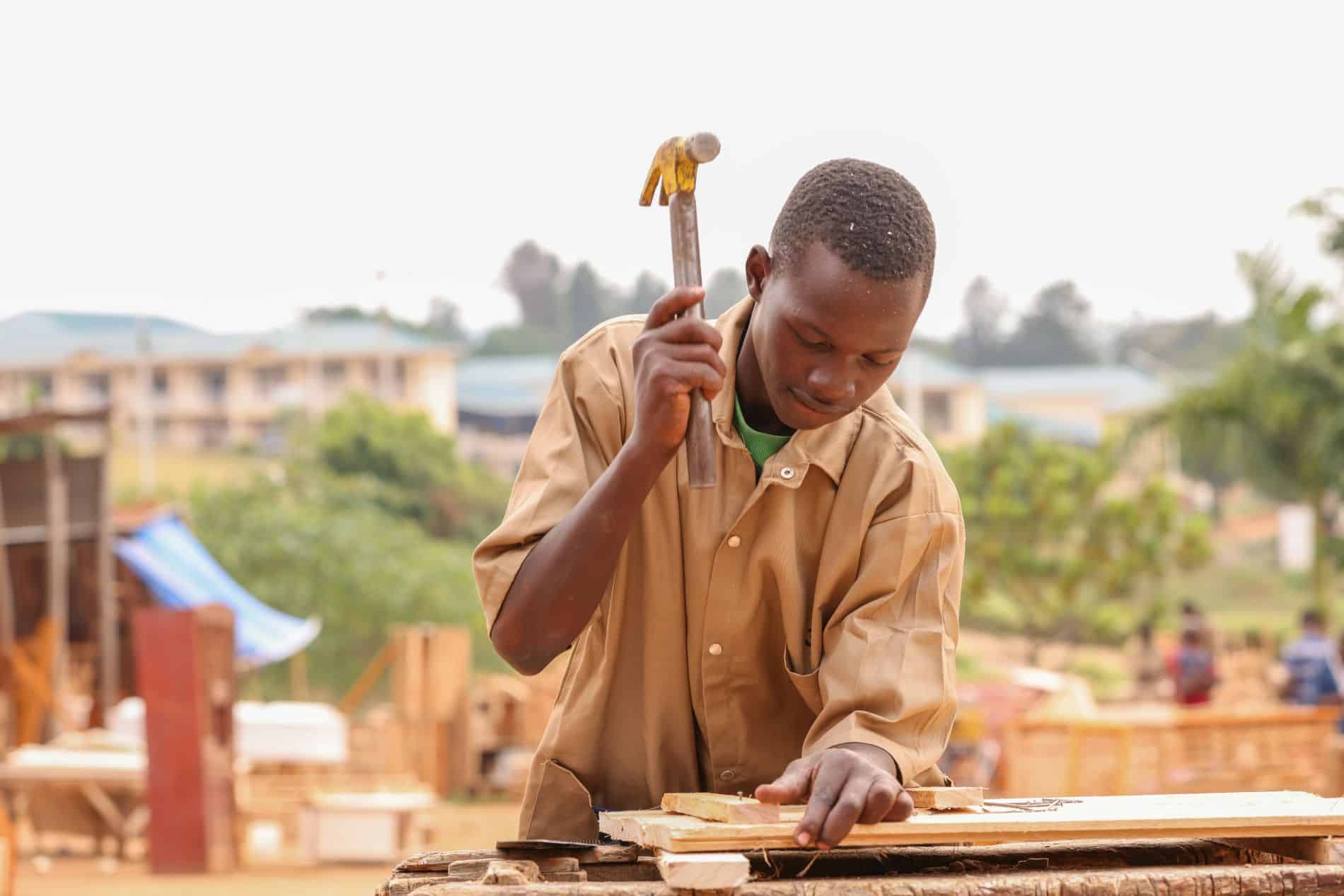 Shamugambira fra Rwanda er snekkerlærling og bygger møbler.