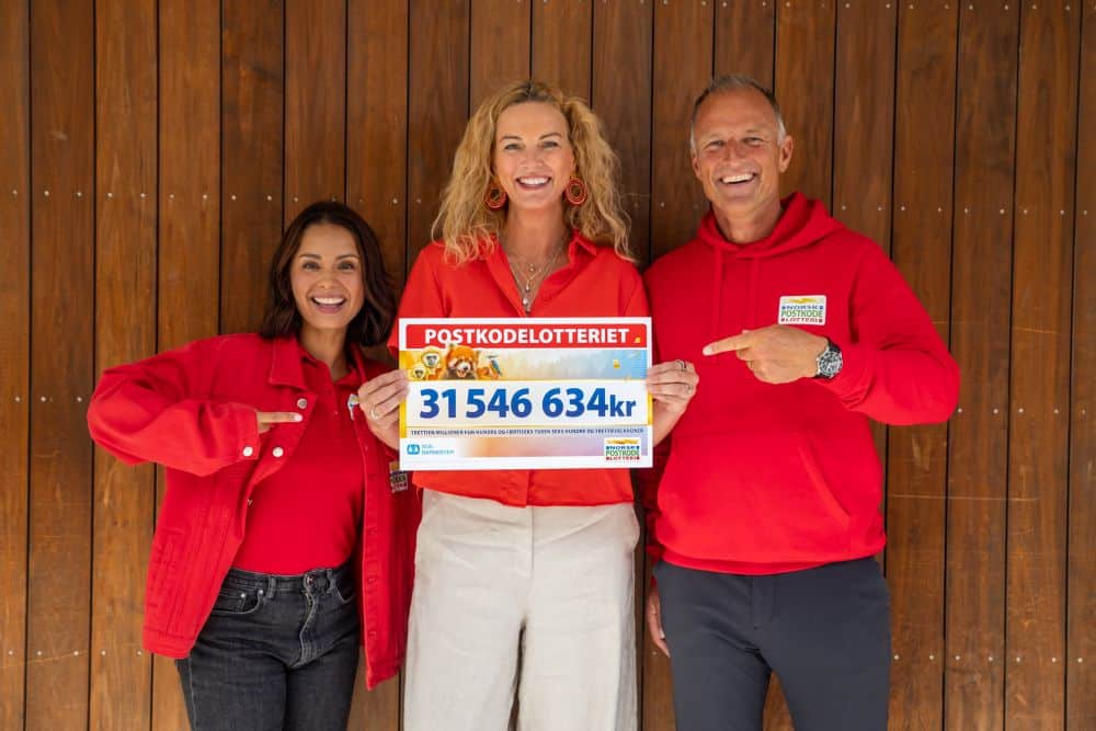 Sissel Aarak sammen med Tom Stiansen, med en sjekk på over 31 millioner kroner.