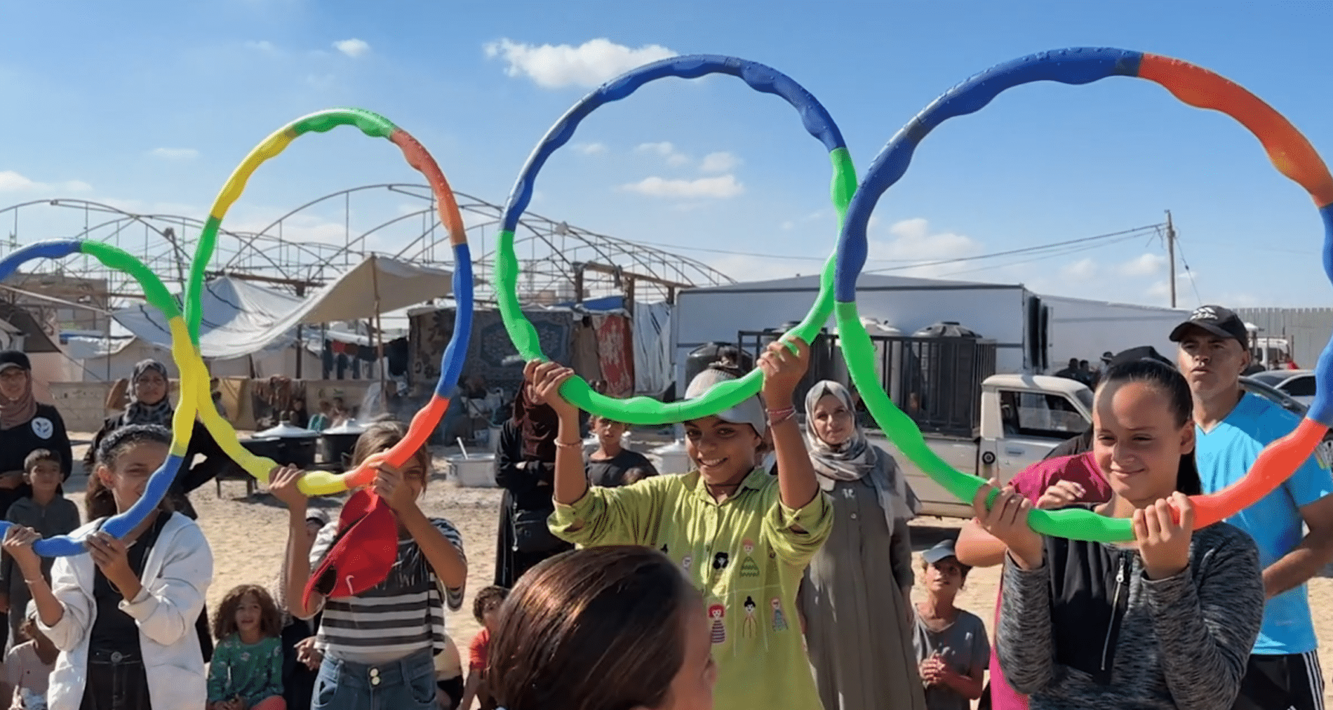 SOS-barnebyers teltleir i Gaza, en gruppe barn som leker.