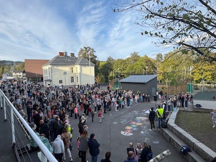Elever, foresatte og lærere på Slemdal skole gikk sammen om årets innsamlingsaksjon til SOS-barnebyer. Foto Renate Nestegard