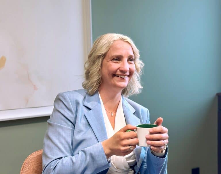 SOS-barnebyers arveadvokat med kaffekopp i hånda. Foto: Renata Brede