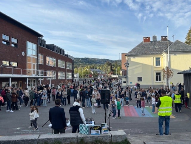 Innsamlingsaksjon for SOS-barnebyer på Slemdal skole.