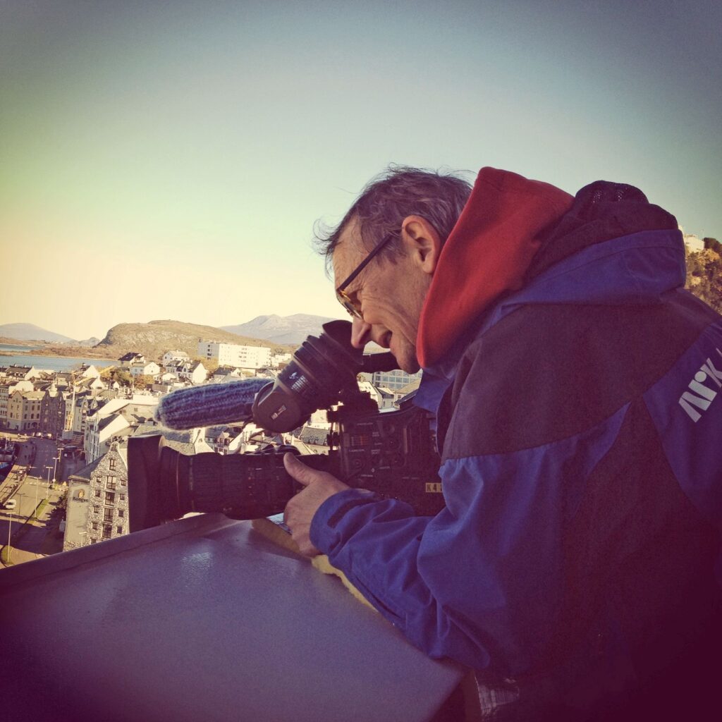 Fotografen Brede på jobb i NRK i 2015. Foto: Privat