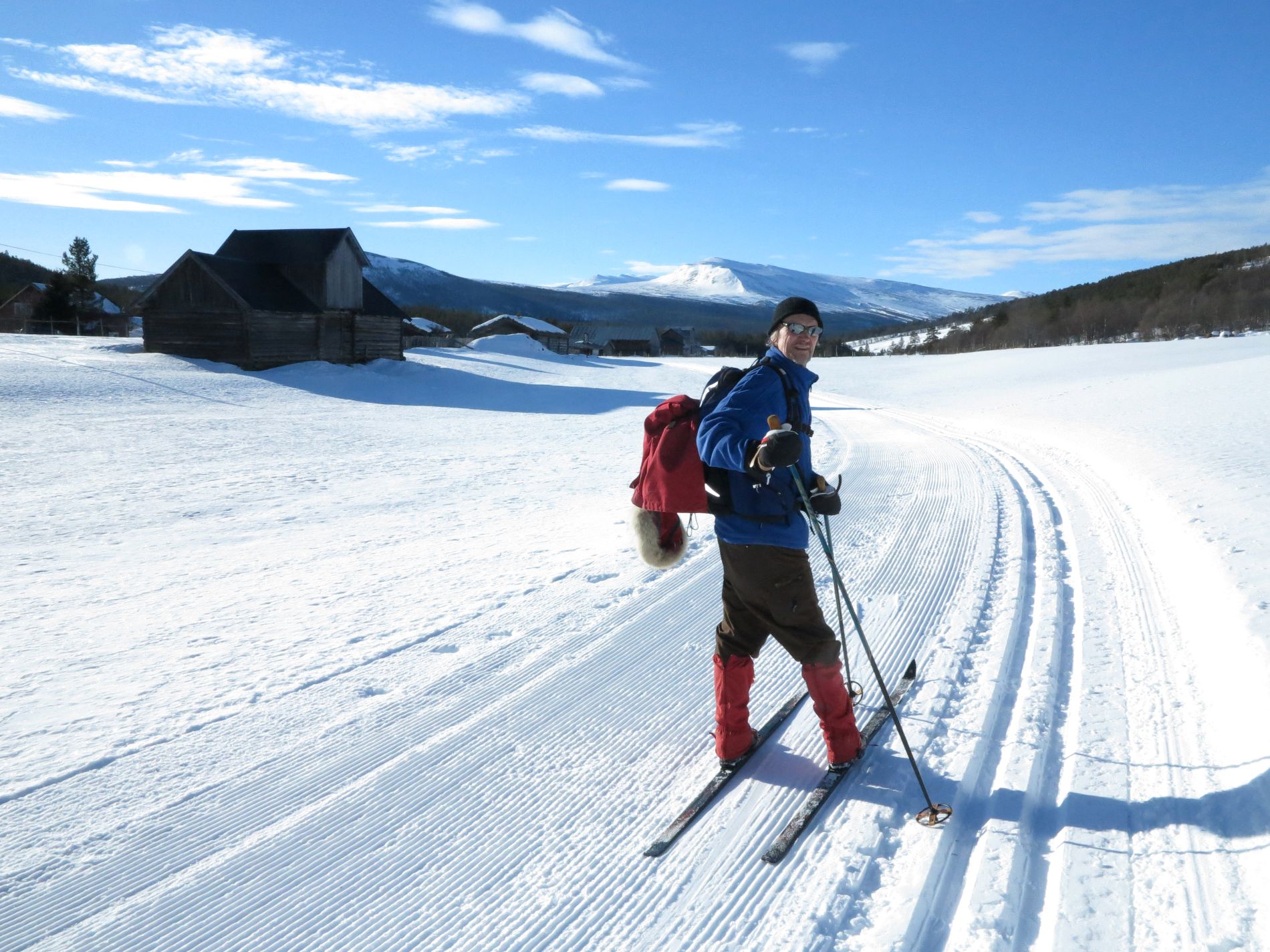 Mann går på ski på påskefjellet.
