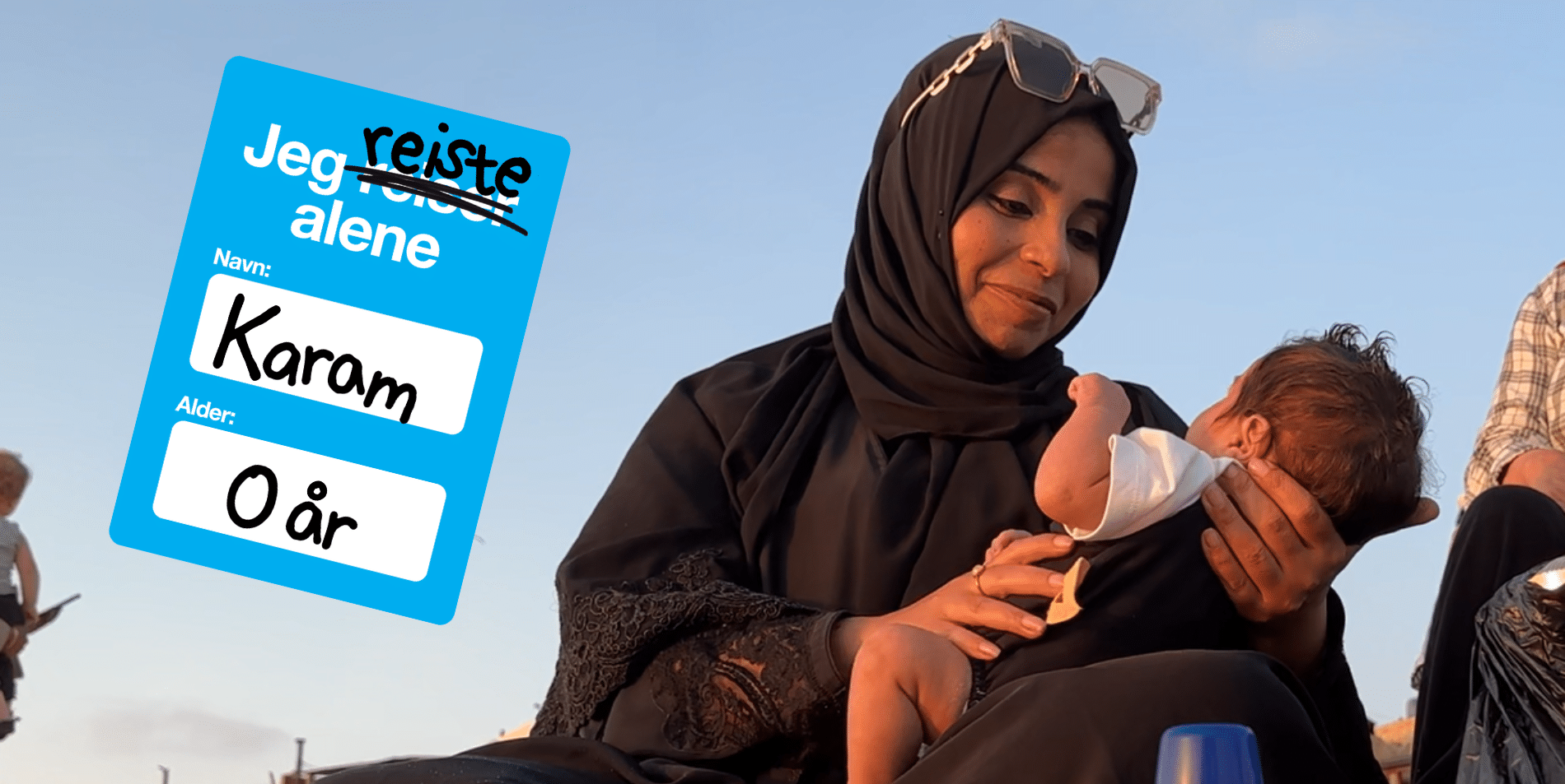 En fostermor holder lille Karam i armene sine