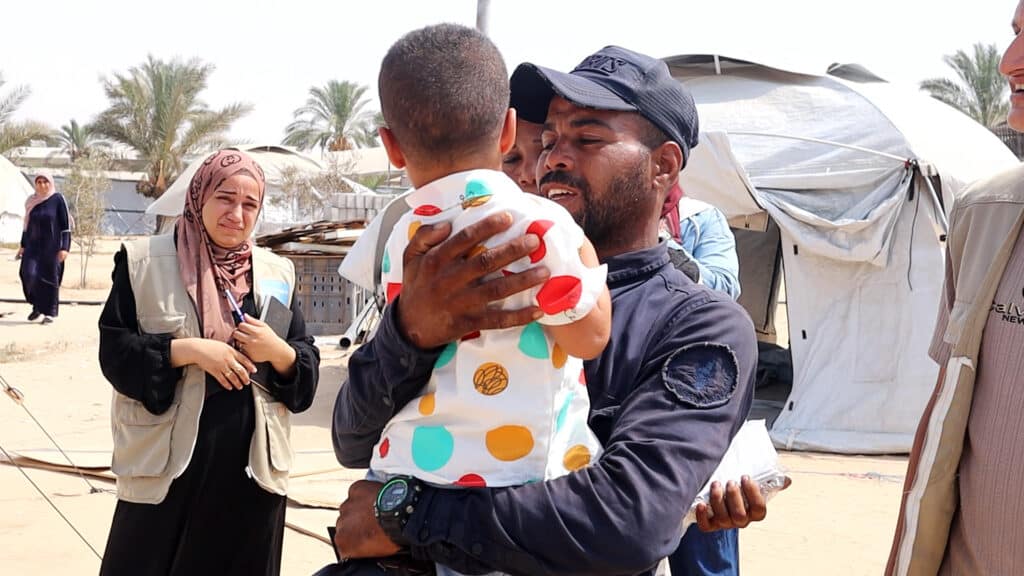 Barn alene i Gaza - Fire år gamle Fares gjenforenes med faren etter to år.