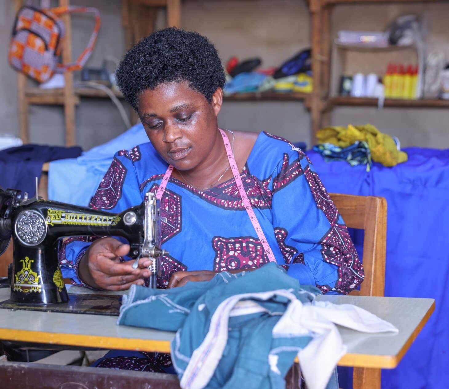 Gloriose i systuen sin i Rwanda. Hun har bygd et tryggere liv for familien og skapt arbeid for andre.