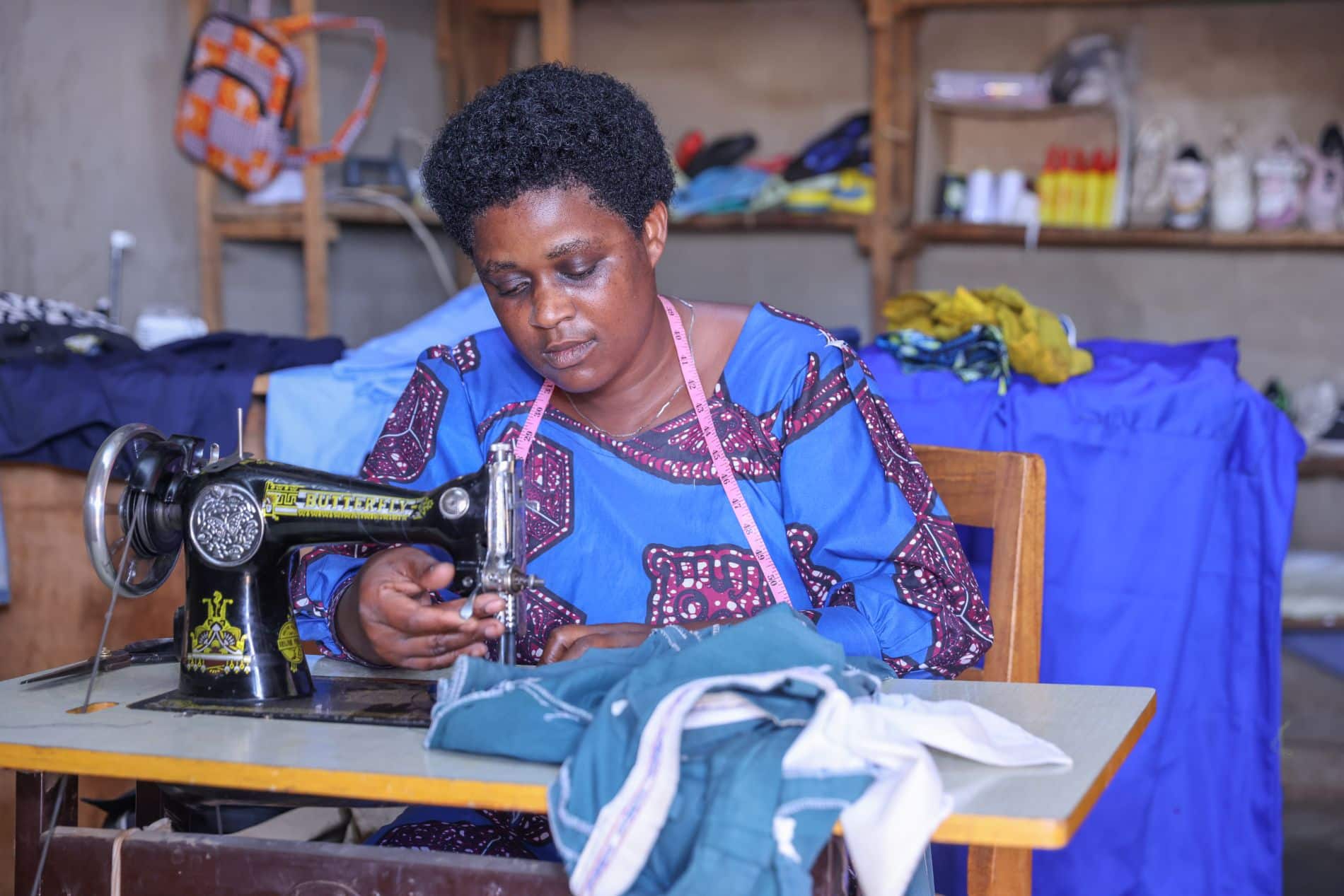 Gloriose i systuen sin i Rwanda. Hun har bygd et tryggere liv for familien og skapt arbeid for andre.