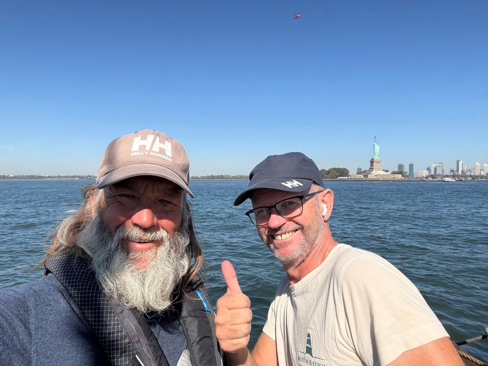Initiativtaker Halvor Håvarstein og mannskapet om bort på Restauration lanserte i samarbeid med SOS-barnebyer aksjonen Broken Dreams – A Light Of Hope. På bildet er Halvor Håvardstein med skipperen.