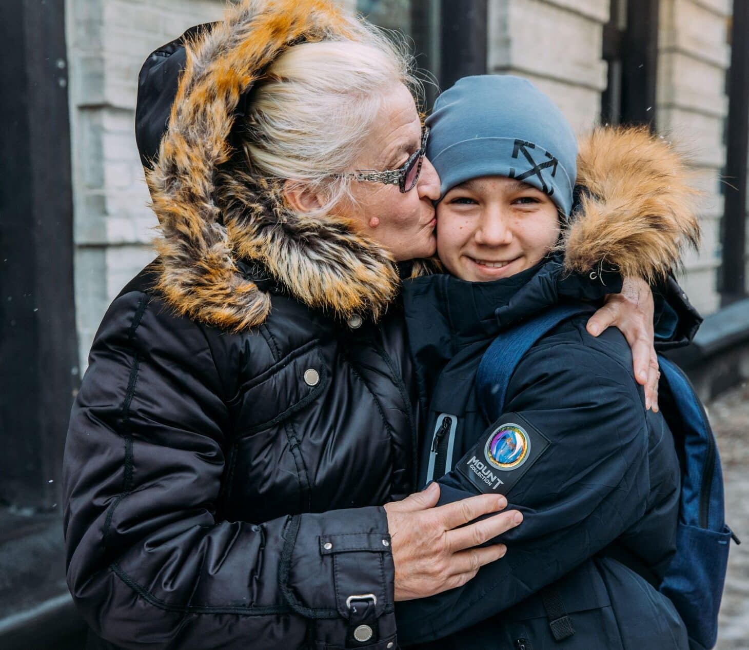 Bestemor Ludmilla sammen med barnebarnet Sasha i Ukraina, etter at han ble hentet hjem fra Russland. Foto Alea Horst