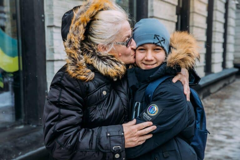 Bestemor Ludmilla sammen med barnebarnet Sasha i Ukraina, etter at han ble hentet hjem fra Russland. Foto Alea Horst