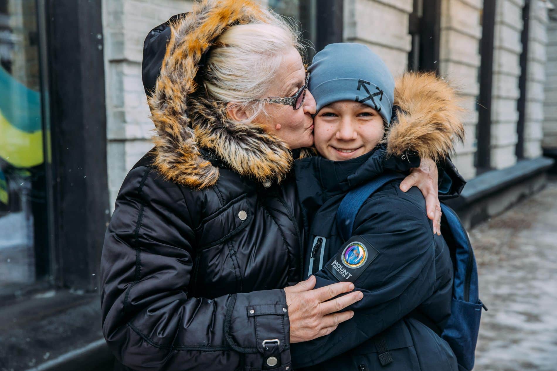 Bestemor Ludmilla sammen med barnebarnet Sasha i Ukraina, etter at han ble hentet hjem fra Russland. Foto Alea Horst