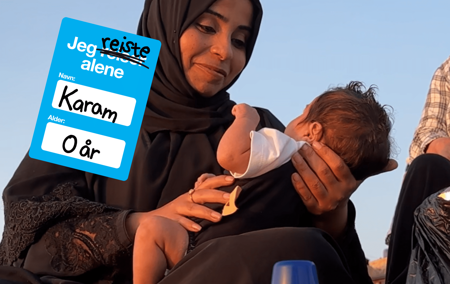 En fostermor holder lille Karam i armene sine