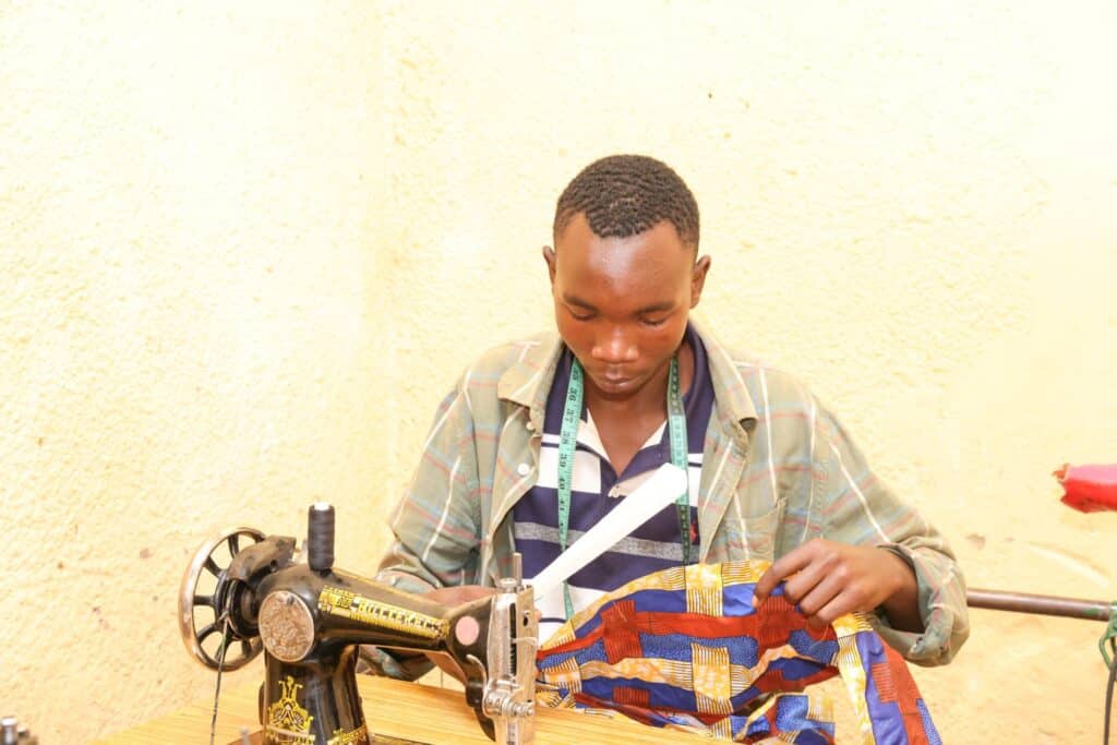  Ishiwme var et av barna som levde på gata. SOS-barnebyer hjalp han tilbake til familie og ga stabil støtte som varer.