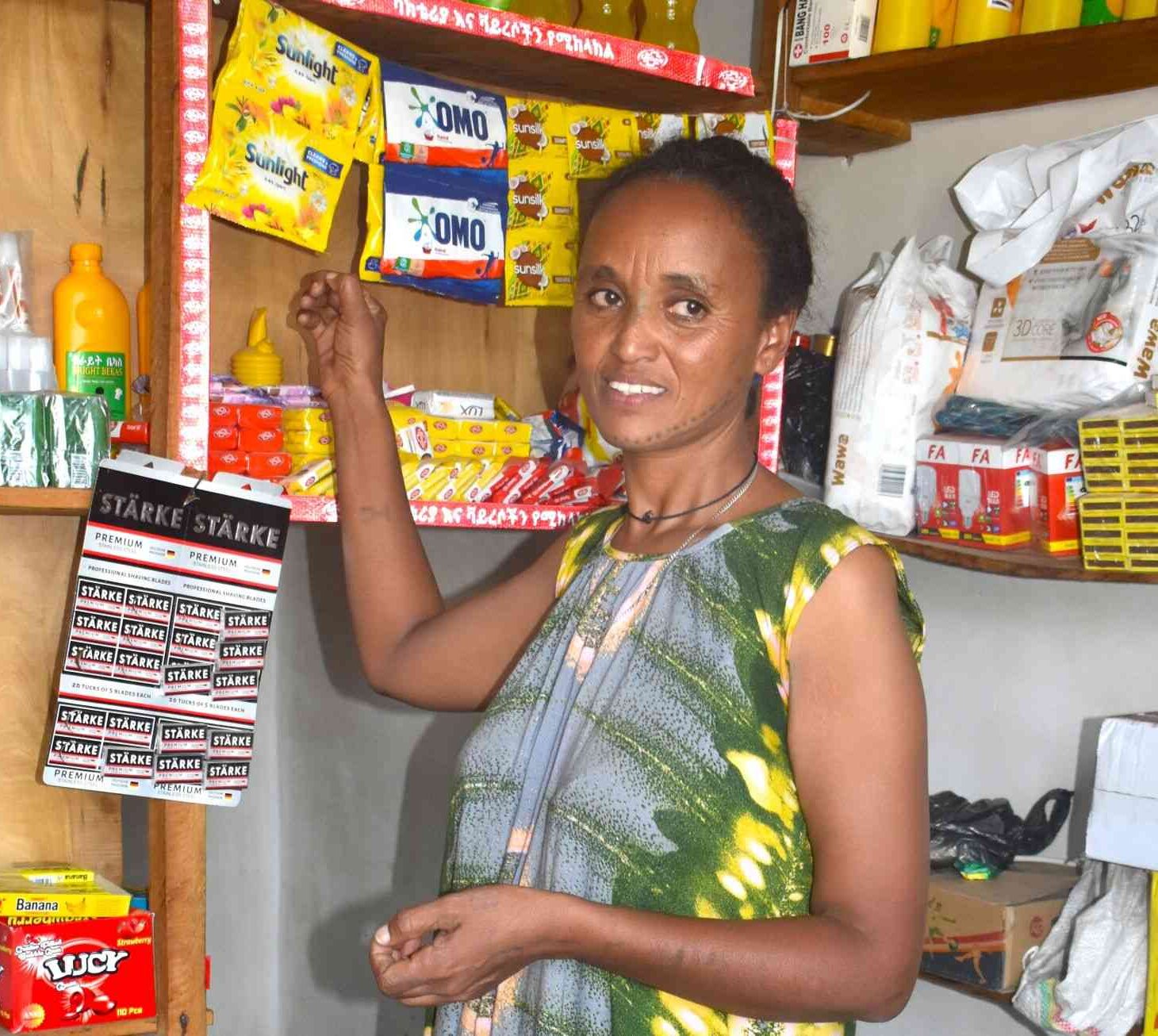 Tsegé foran butikken sin i Etiopia – tilbake i arbeid etter støtte fra SOS-barnebyer.