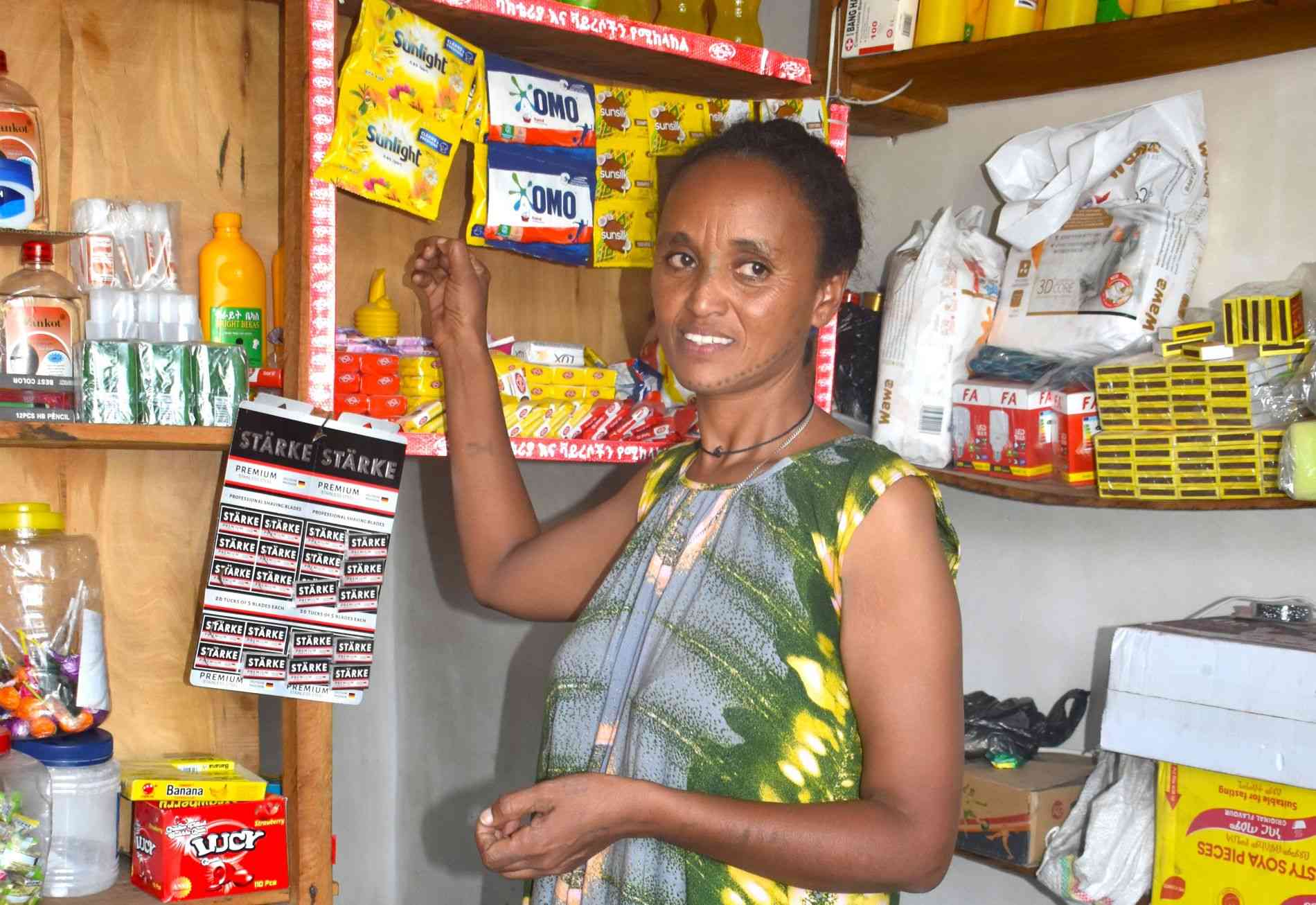 Tsegé foran butikken sin i Etiopia – tilbake i arbeid etter støtte fra SOS-barnebyer.