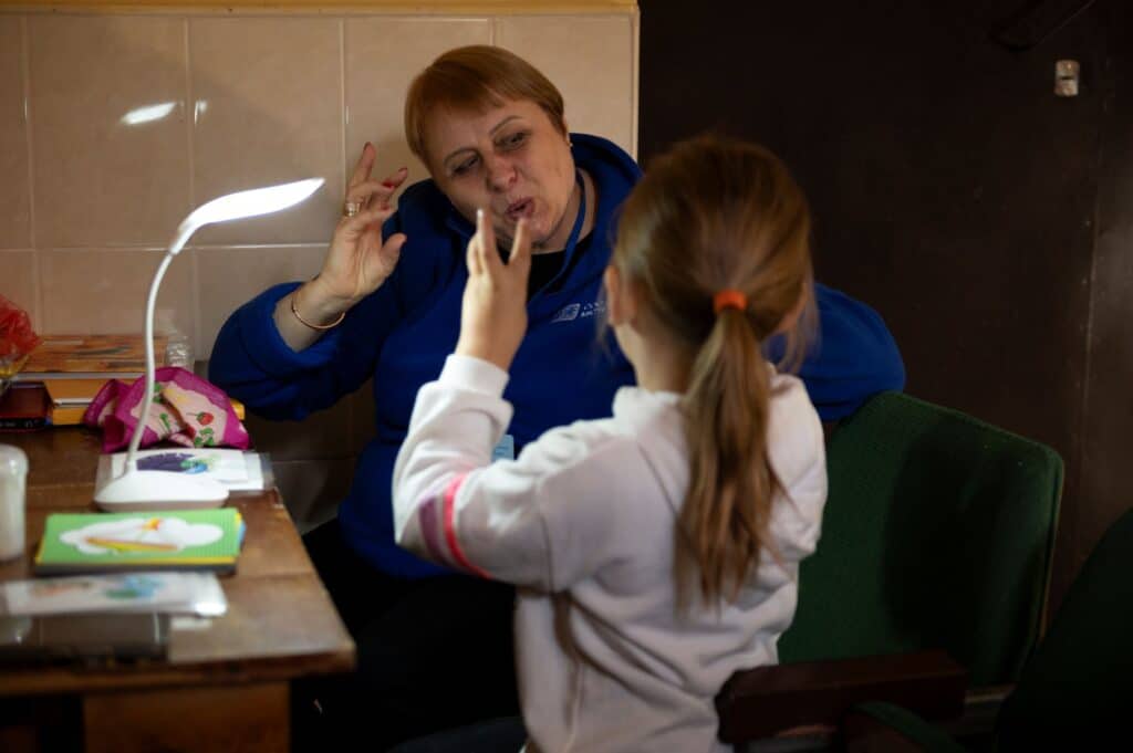 SOS-barnebyers psykologer og andre fagspesialister gir profesjonell hjelp slik at barna får bearbeidet dype sår fra krig og tap.