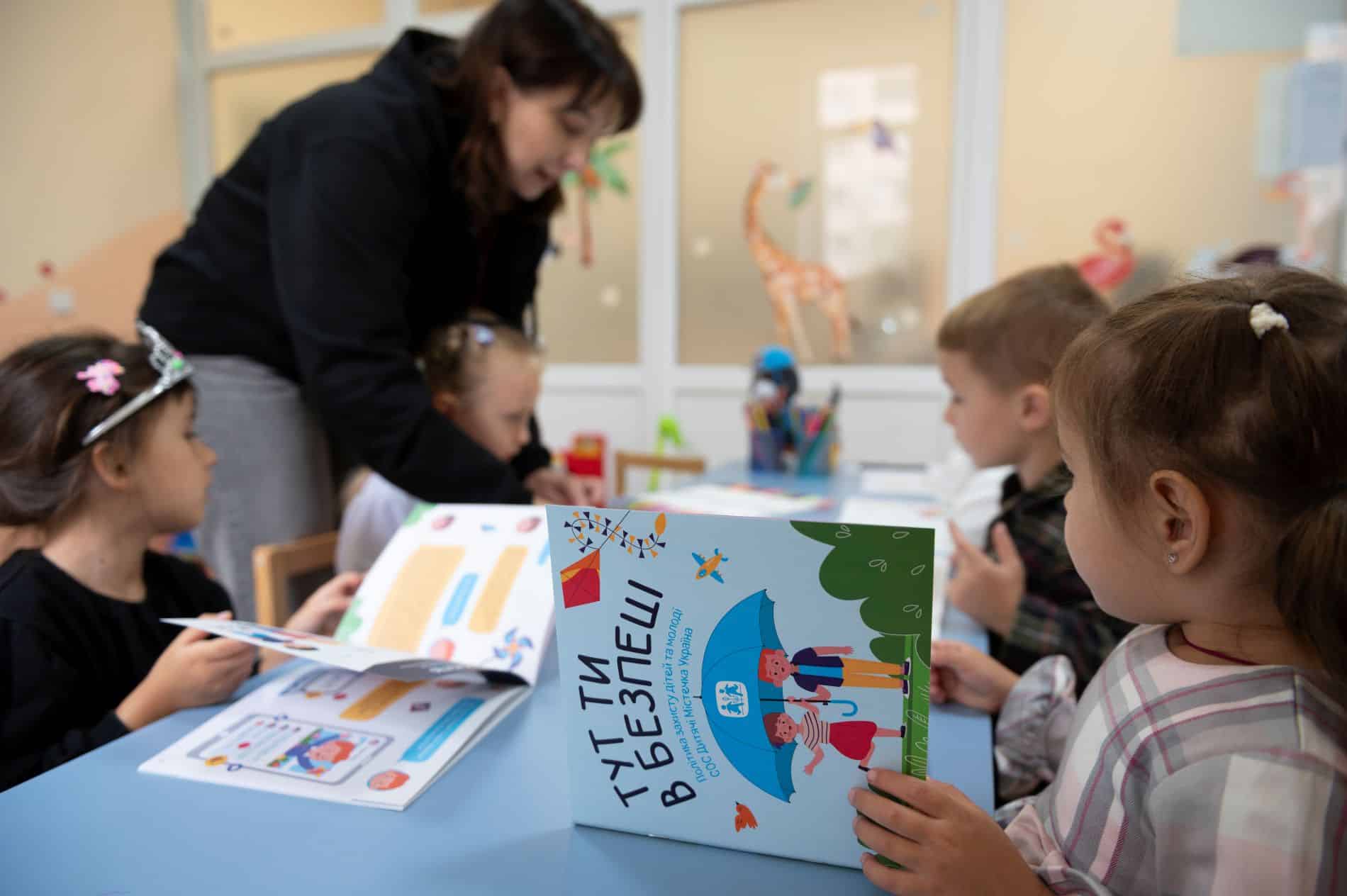 En viktig del av SOS-barnebyers arbeid er å tilby skolegang og aktiviteter som hjelper barna å bearbeide traumer og finne håp i en vanskelig tid.