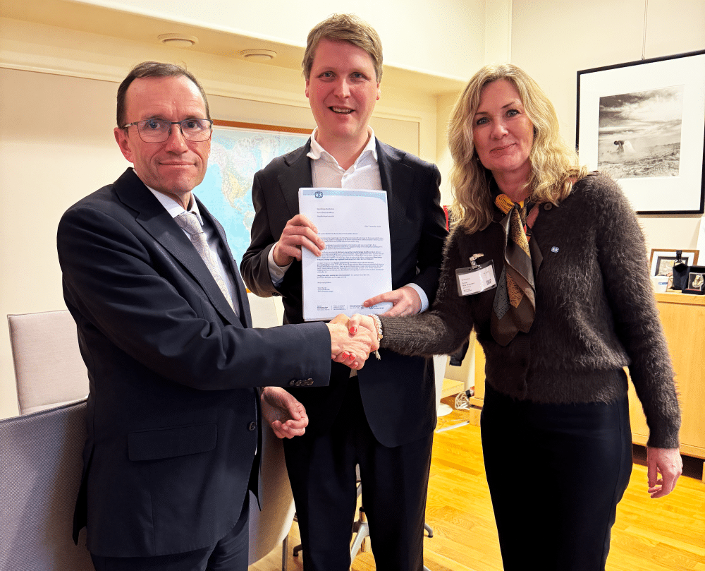 Over 7500 nordmenn krever a barn alene prioriteres i krig og konflikt. Signaturene er nå overlevert til utenriksminister Espen Barth Eide og utviklingsminister Åsmund Aukrust.