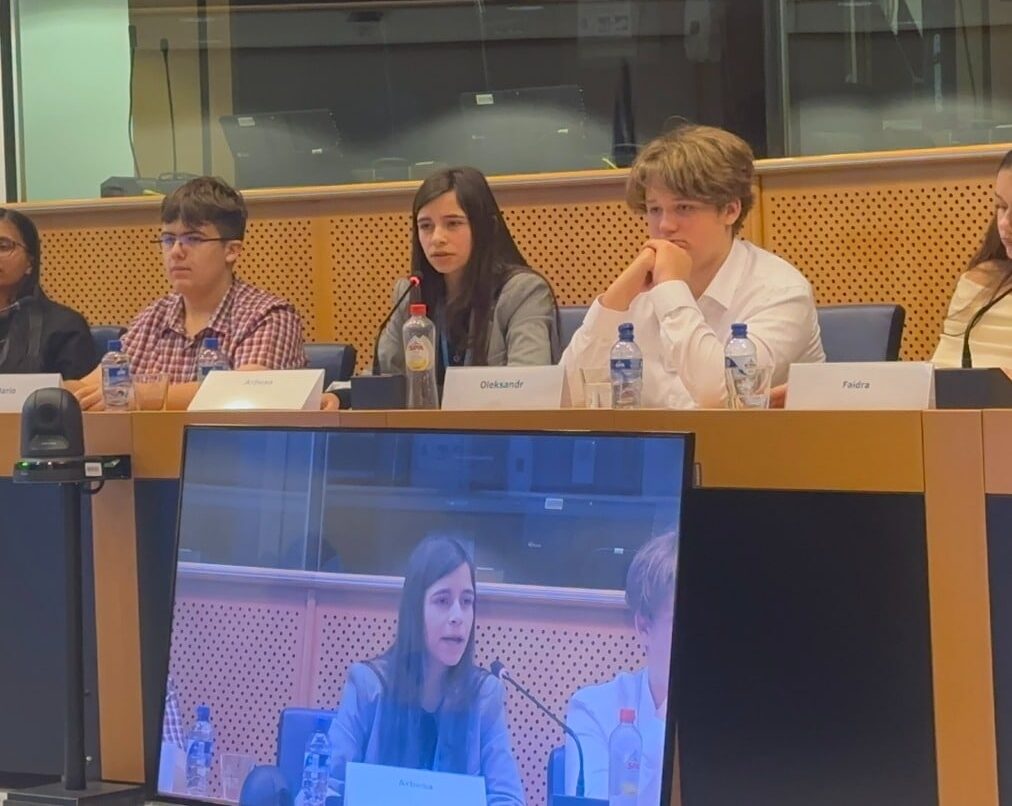 Besa, en av ungdommene fikk taletid i Europaparlamentet i Brussel