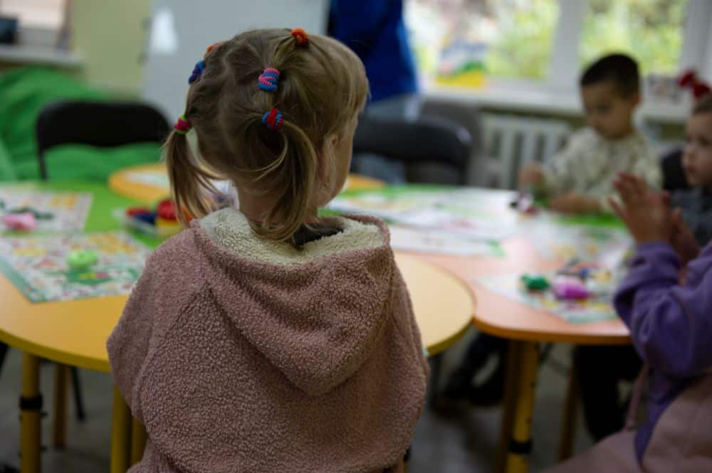 Intensiverte angrep på sivile og energiforsyning i Ukraina øker behovet for støtte. SOS-barnebyer jobber langsiktig for barn og familier.