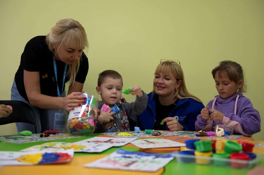 Barn i aktivitet i trygghetssone i Chernihiv som SOS-barnebyer driver.