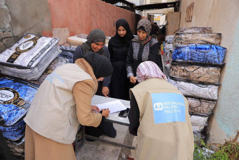 SOS-barnebyer deler ut varme klær og tepper i Gaza, slik at barn og familier får beskyttelse mot regn og lave temperaturer. Foto: SOS-barnebyer Palestina