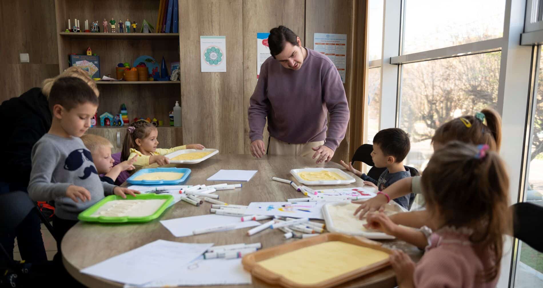 SOS-barnebyer i Ukraina: Oleh vokste opp med krig i Ukraina. I dag bruker han egne erfaringer til å støtte barn og familier på flukt.