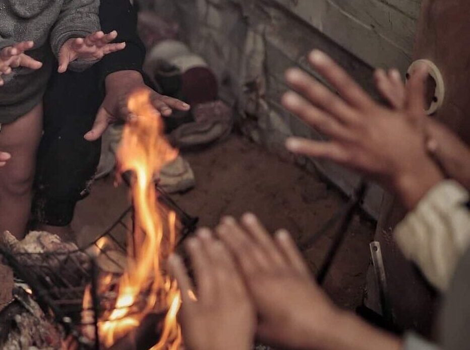 Barn varmer seg rundt et bål i Gaza. Fotograf: Hosny Salah. Bli SOS-fadder