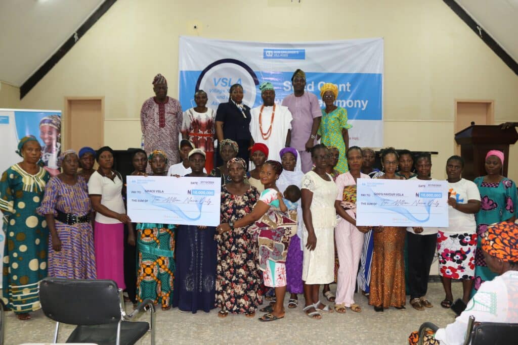 Medlemmer av spare- og lånegruppe i Grace Village i Nigeria samlet med støtte til fiskedamprosjekt