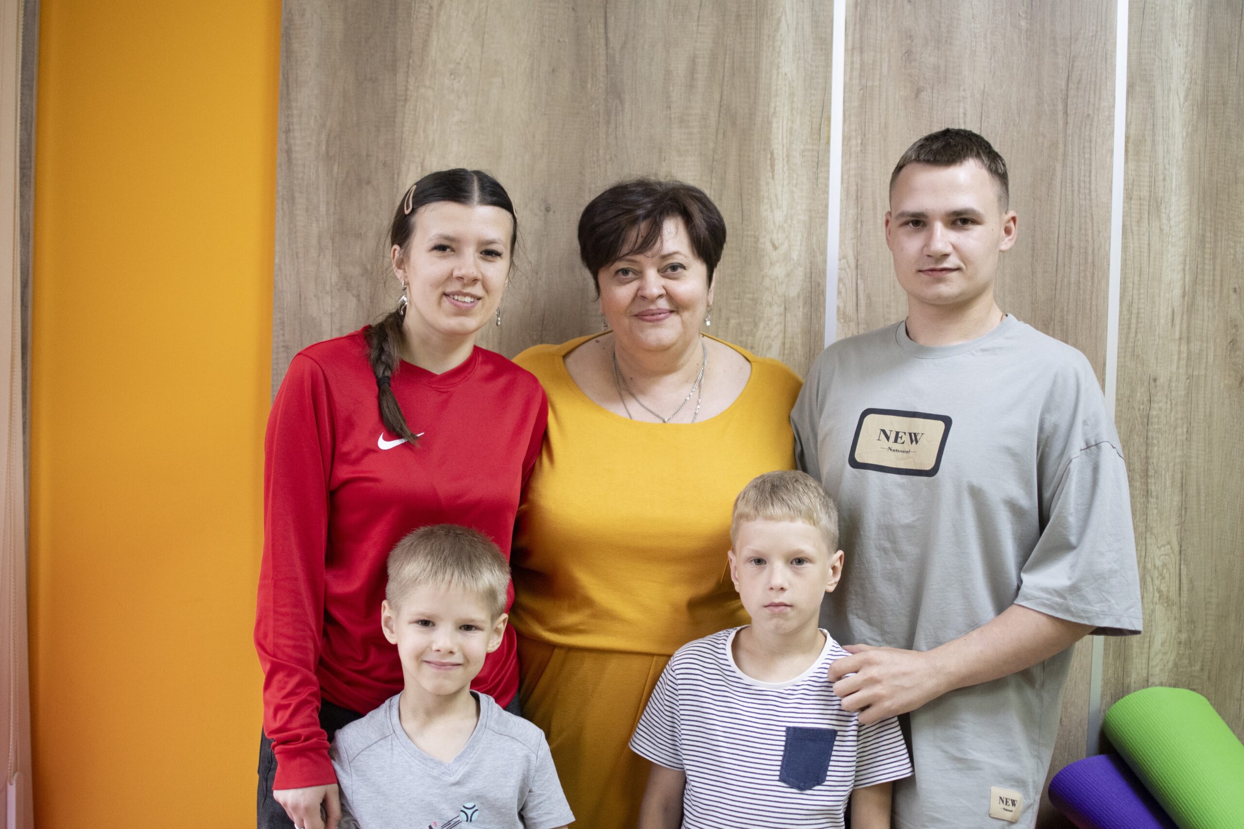 Ivan står sammen med familien sin i et barnevennlig rom i Tsjernivtsi i Ukraina.