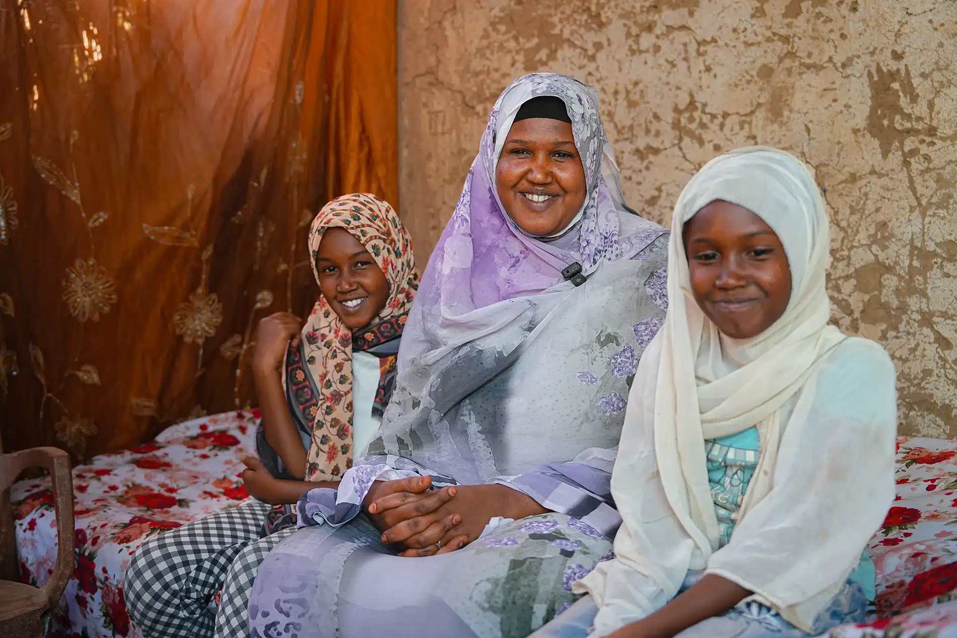 Aisha og døtrene etter flukt fra krigen i Sudan.