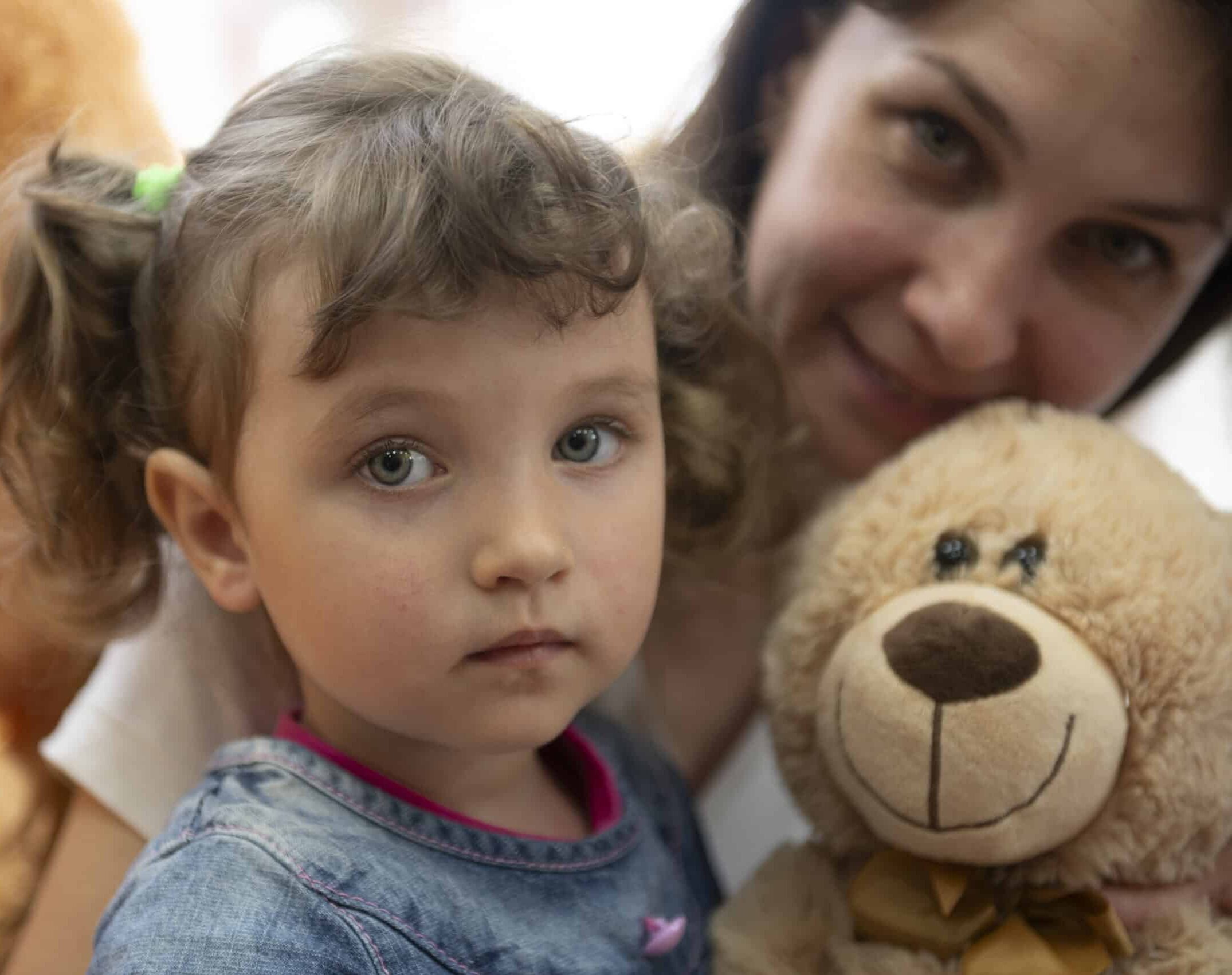 Alina og moren hennes i Borodjanka i Ukraina.