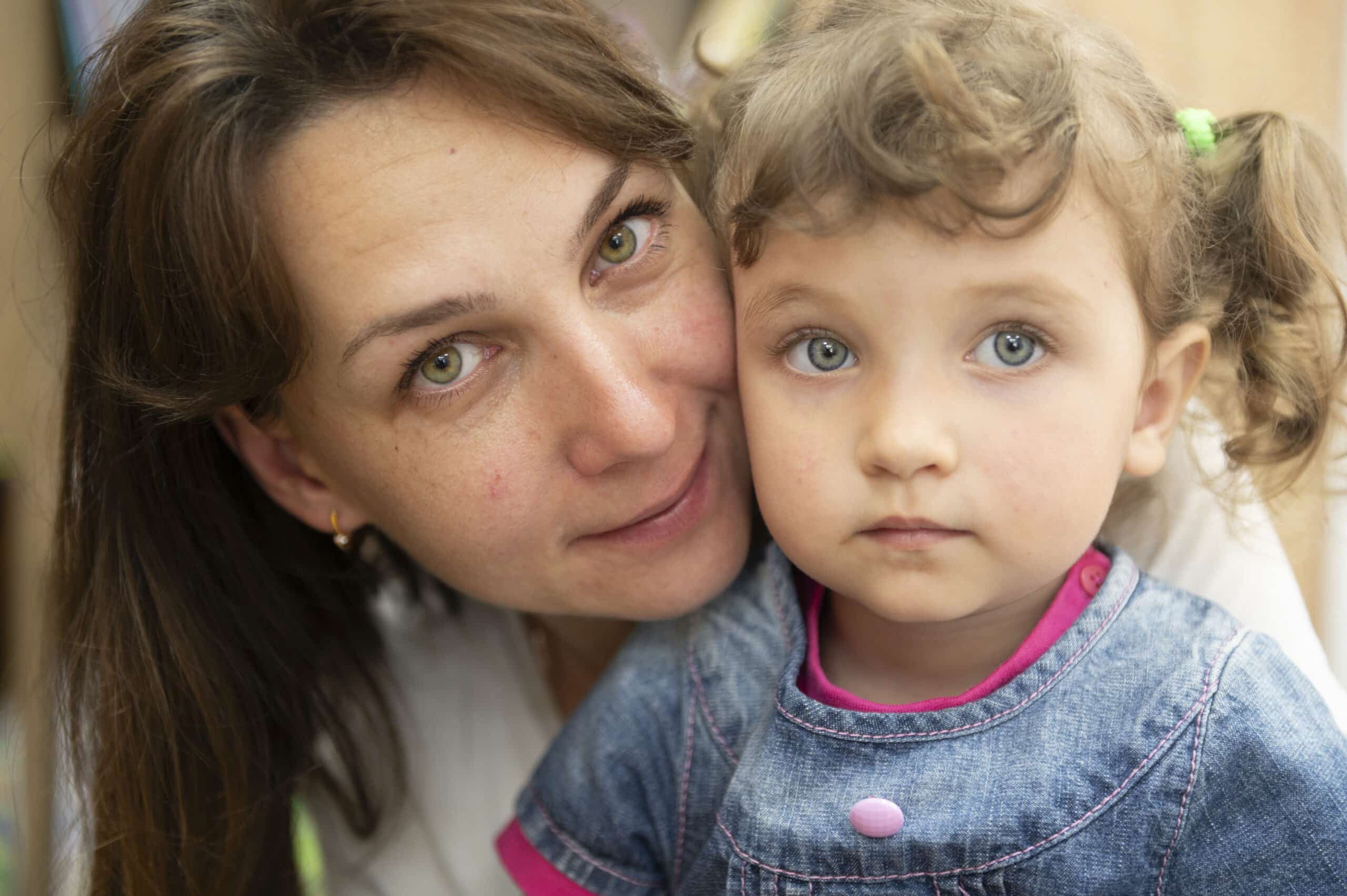 Alina og moren hennes i Borodjanka i Ukraina.