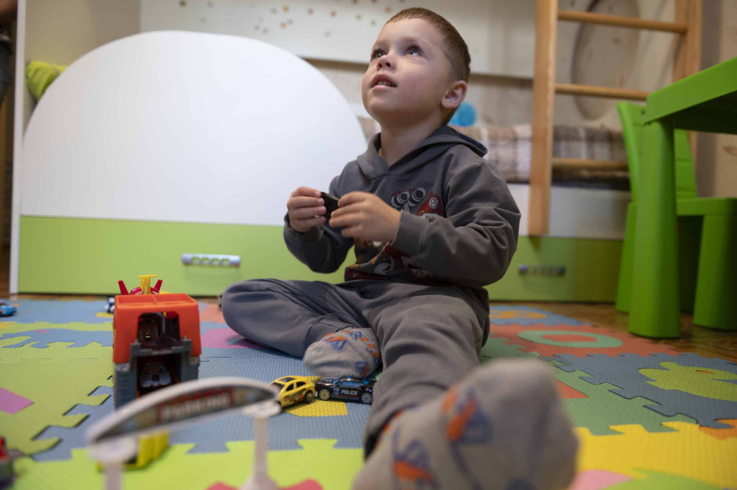 Vanya (5) leker med biler i Tsjernihiv, der han får støtte og trygge rammer etter å ha mistet hjemmet sitt.