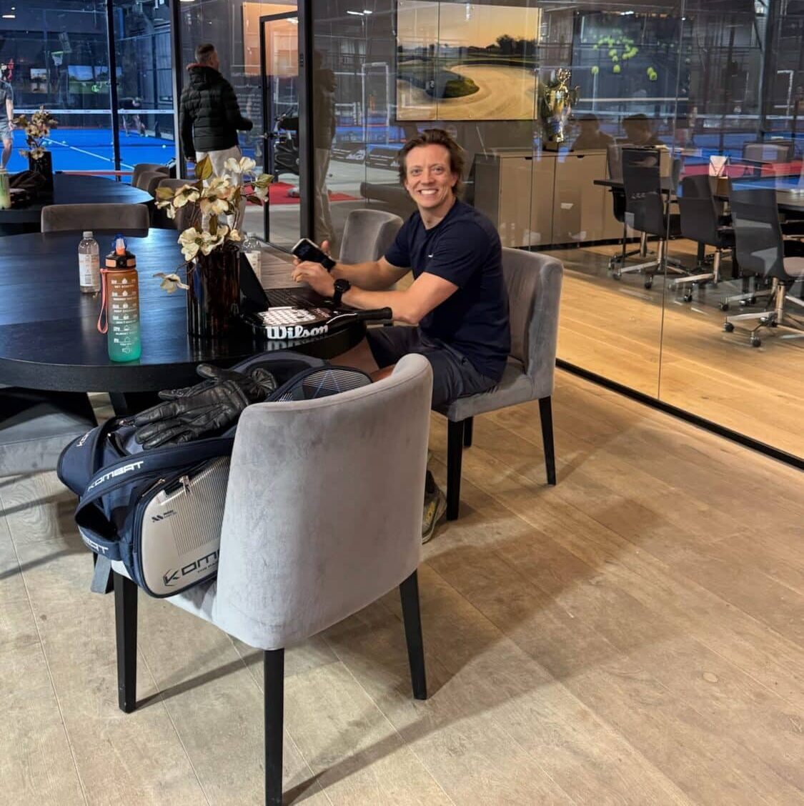 Oscar Sekkelsten jobber under padelturneringen