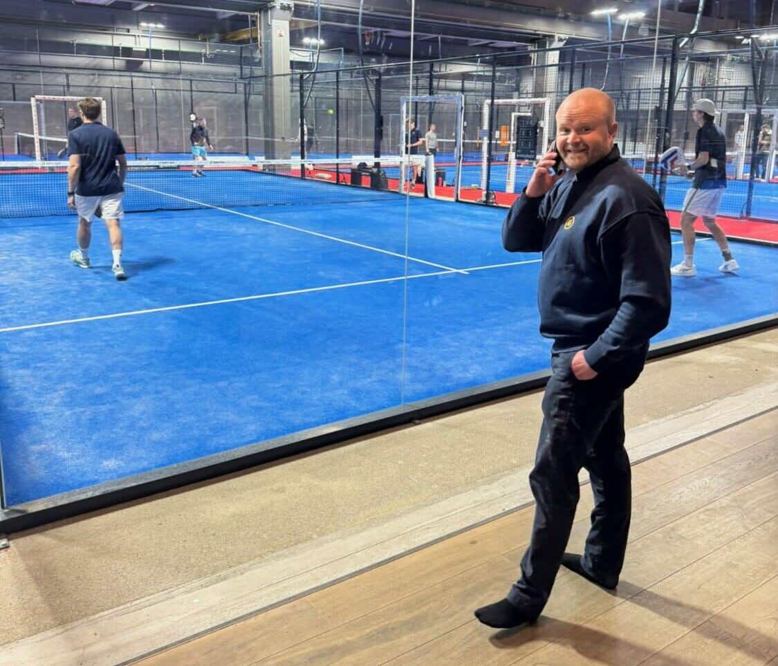 Coach John Steinar Olsen-Sumd snakker i telefon under padelturnering