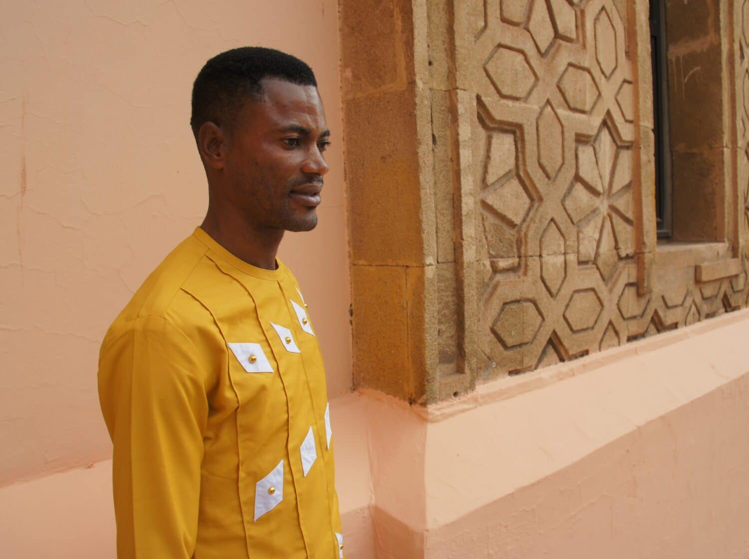 Wisdom ser utover foran en bygning