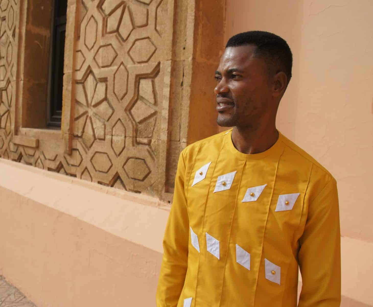 Wisdom ser utover foran en bygning