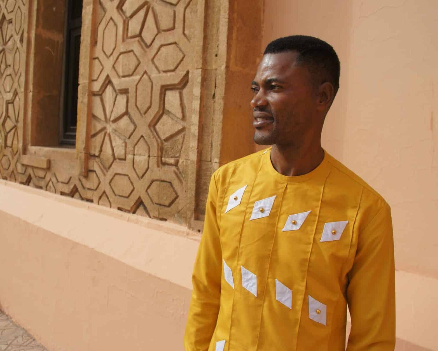 Wisdom ser utover foran en bygning